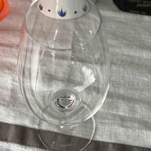 NEW VILLEROY & BOCH 8โ WINE GLASSES - Picture 2 of 3